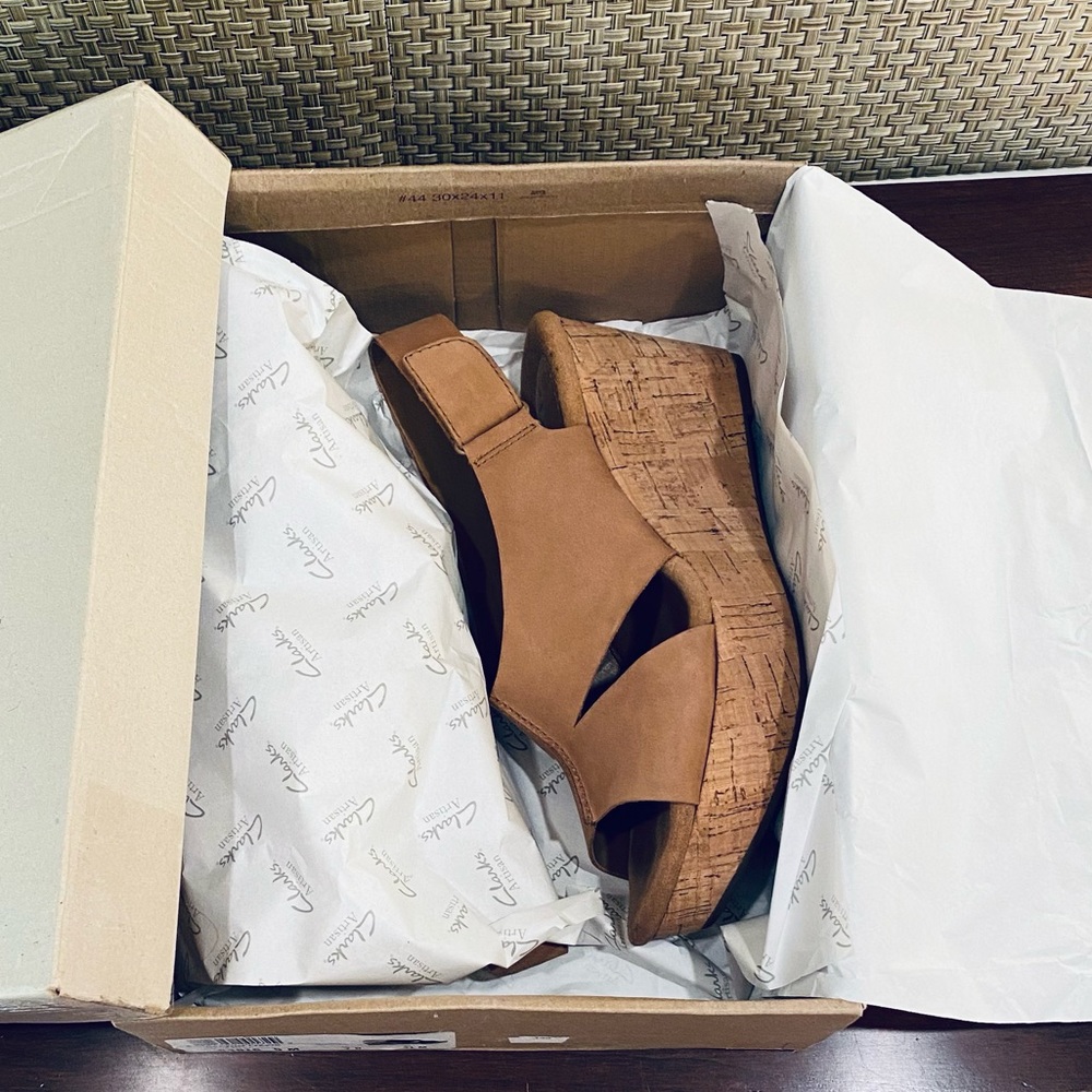 π11xHPππLike New! Clarks Artisan Wedge Sandals Caslynn Tan Nubuck 9M - Picture 12 of 12